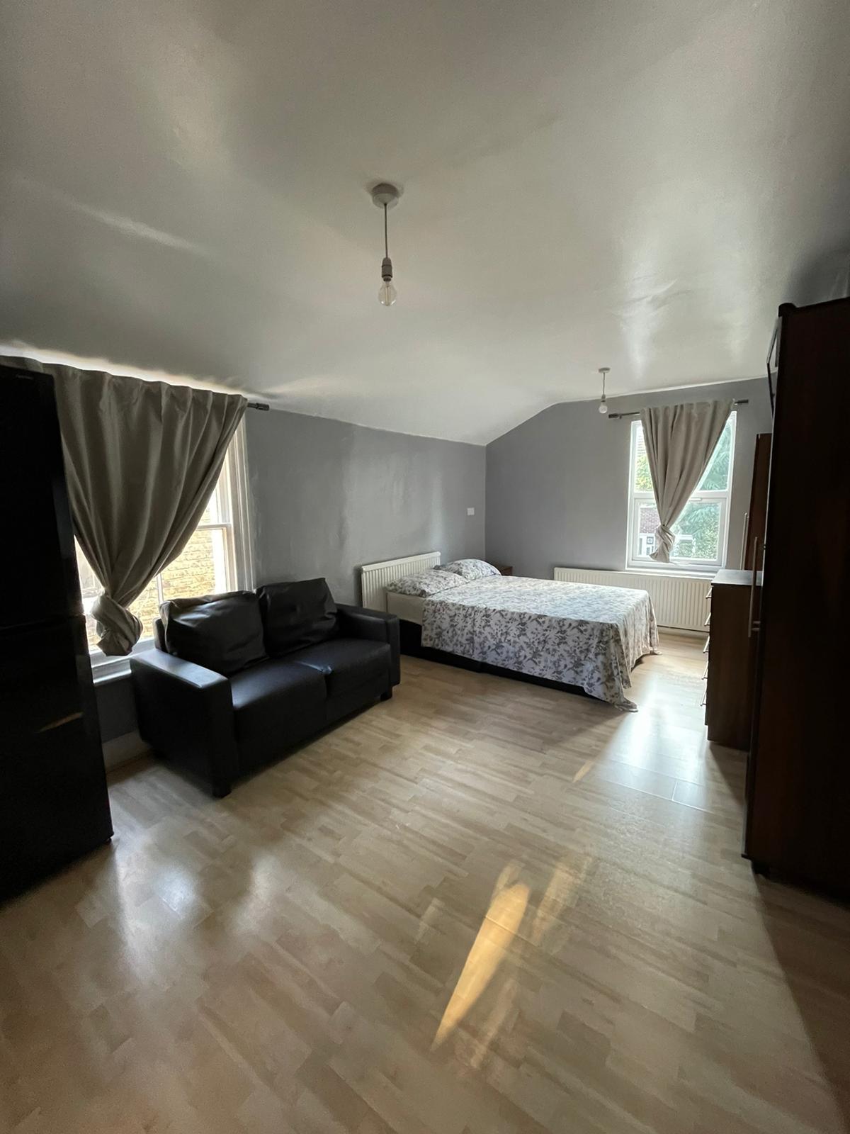 Large Double Room Albert Square, Stratford/Maryland E15 1HH